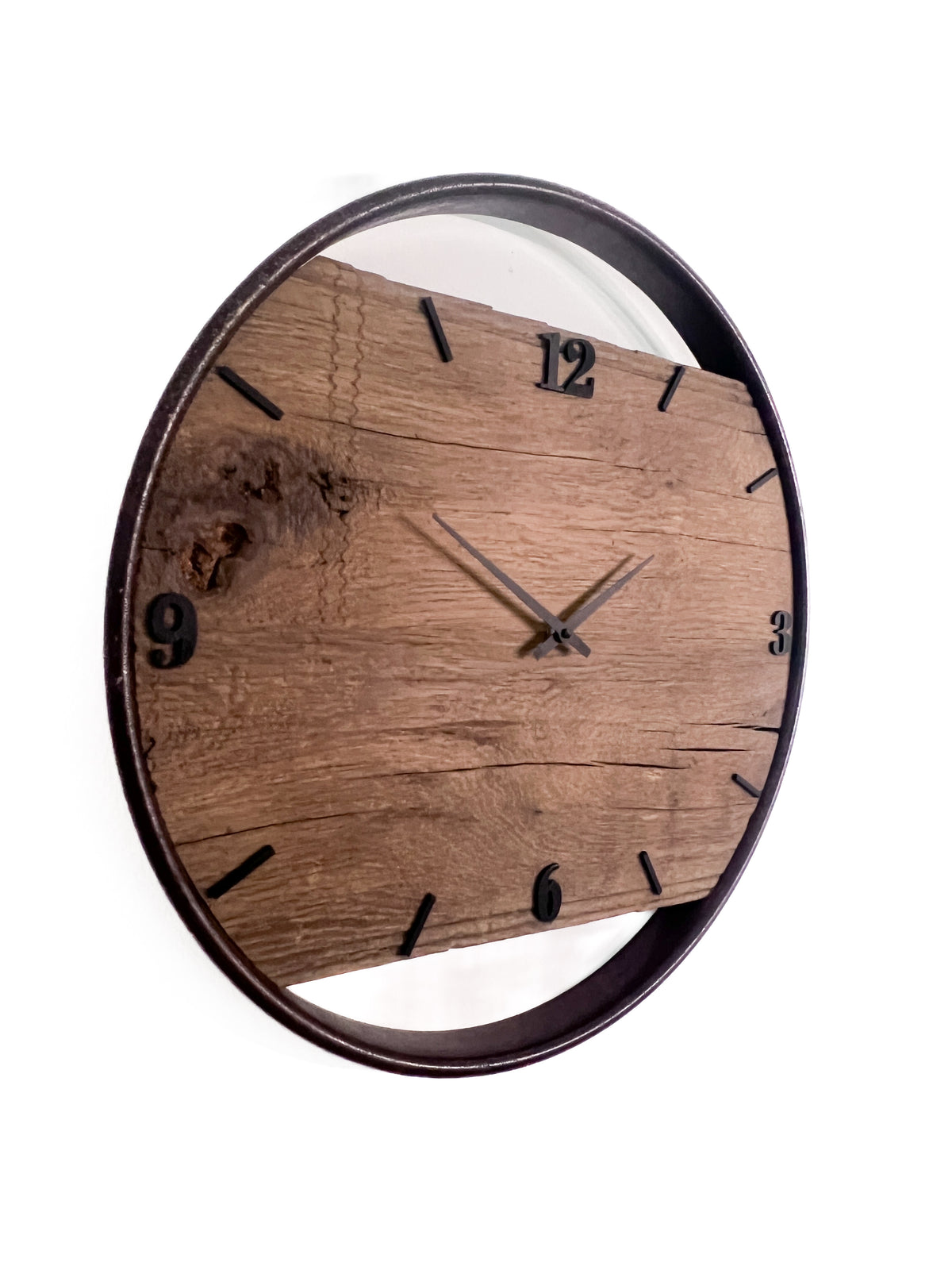 Handgefertigte Wanduhr aus Altholz-Eiche 50 cm mit Edelstahlring – No. 552 – Detailansicht