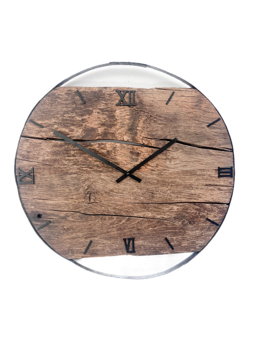 Handgefertigte XXL-Wanduhr aus Altholz-Eiche 69 cm mit Fassring – No. 570 – Gesamtansicht