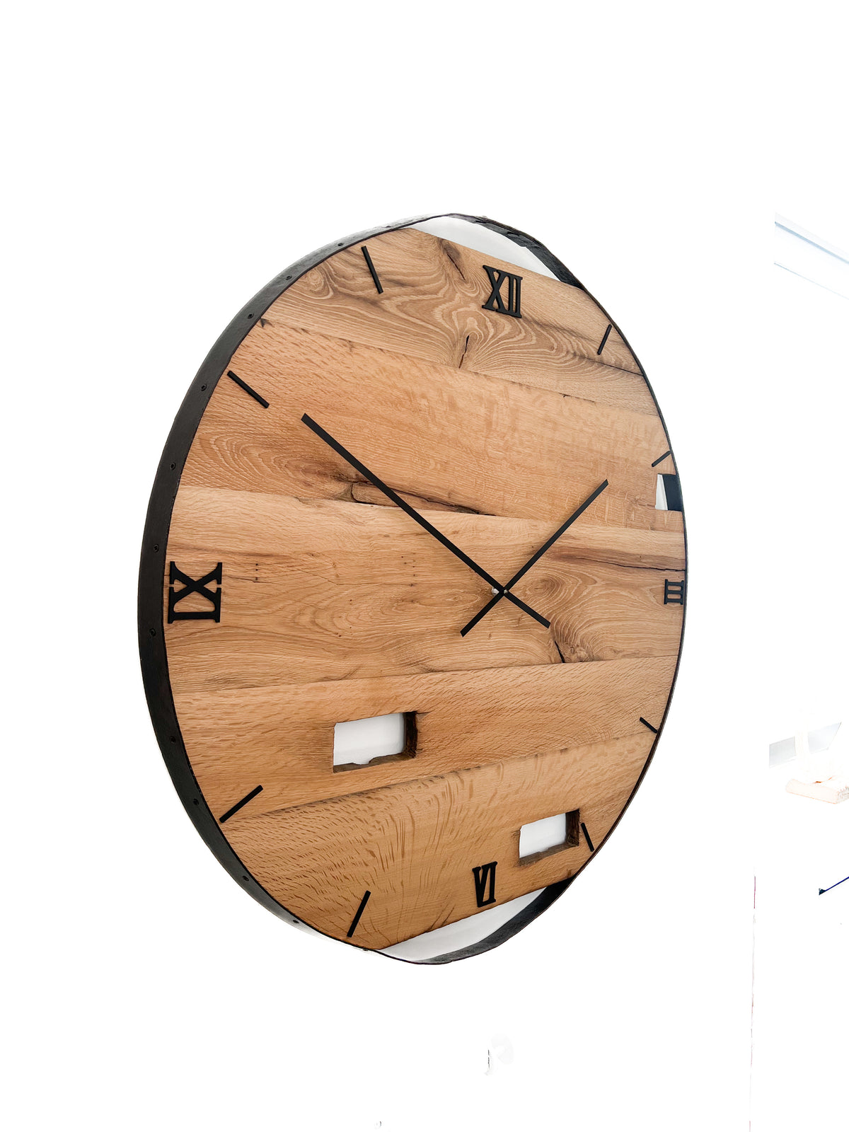 Handgefertigte XXL-Wanduhr aus Altholz-Eiche 83 cm mit Fassring – No. 489 – Detailansicht