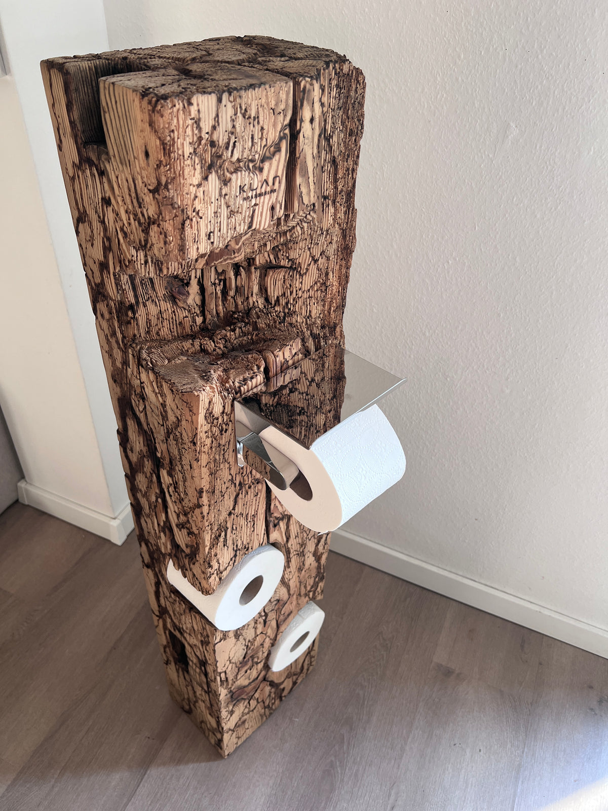 Handgefertigter Toilettenpapierhalter aus Fichte 105 cm mit Blitzstruktur – Materialdetail