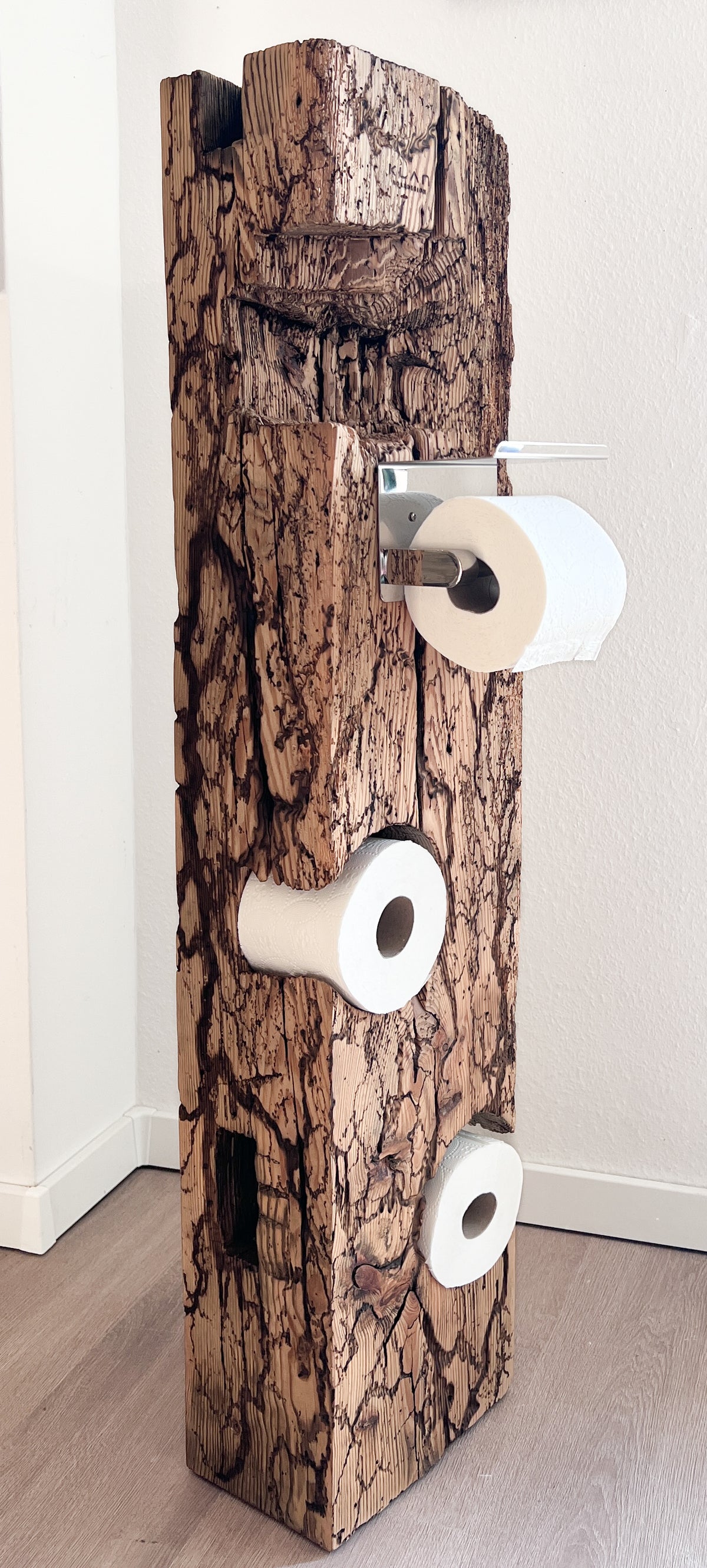 Handgefertigter Toilettenpapierhalter aus Fichte 105 cm mit Blitzstruktur – Detailansicht