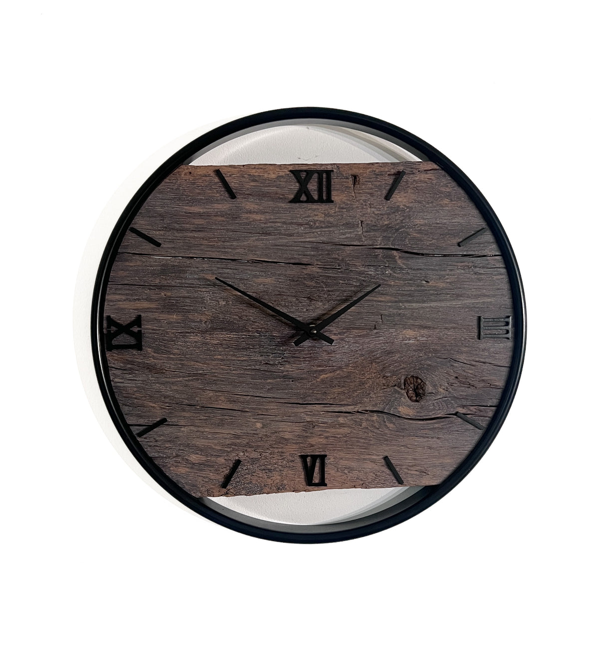 Handgefertigte Wanduhr aus Altholz-Eiche 45 cm mit Edelstahlring – No. 545 – Gesamtansicht