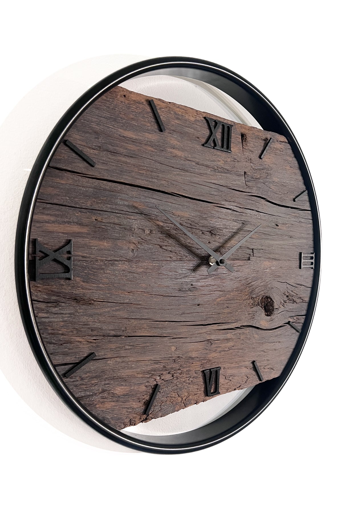 Handgefertigte Wanduhr aus Altholz-Eiche 45 cm mit Edelstahlring – No. 545 – Detailansicht