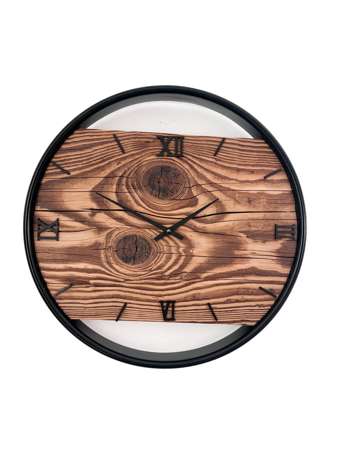 Handgefertigte Wanduhr aus Altholz-Fichte 40 cm mit Edelstahlring – No. 555 – Gesamtansicht