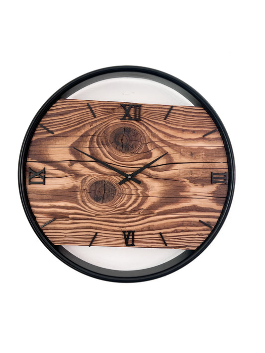 Handgefertigte Wanduhr aus Altholz-Fichte 40 cm mit Edelstahlring – No. 555 – Gesamtansicht