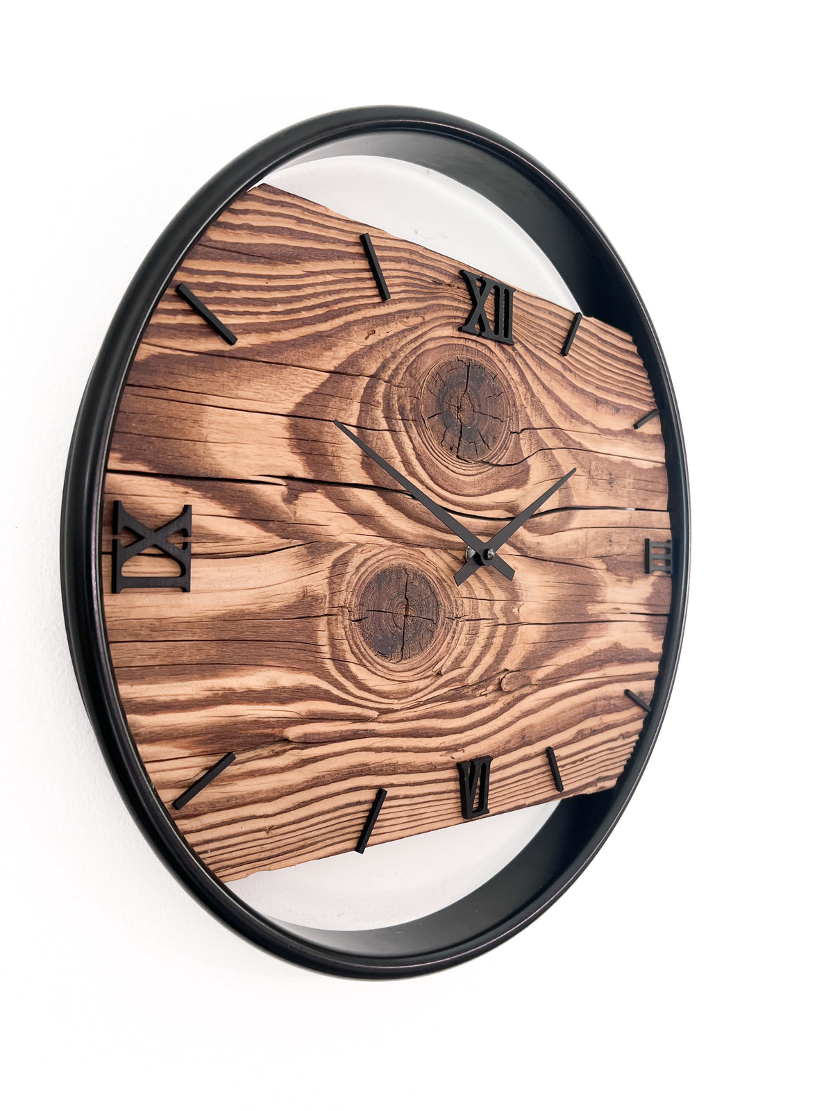 Handgefertigte Wanduhr aus Altholz-Fichte 40 cm mit Edelstahlring – No. 555 – Detailansicht