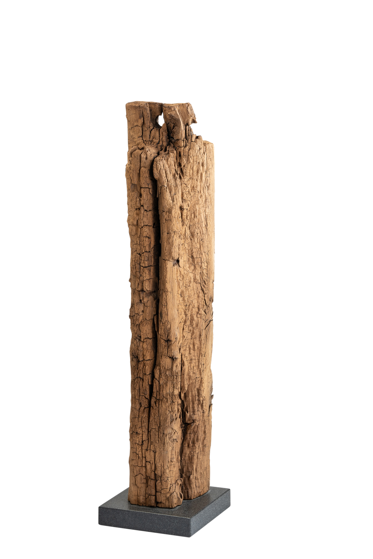 Handgefertigte Holzskulptur aus Altholz-Eiche auf Steinsockel – No. 2 – Gesamtansicht