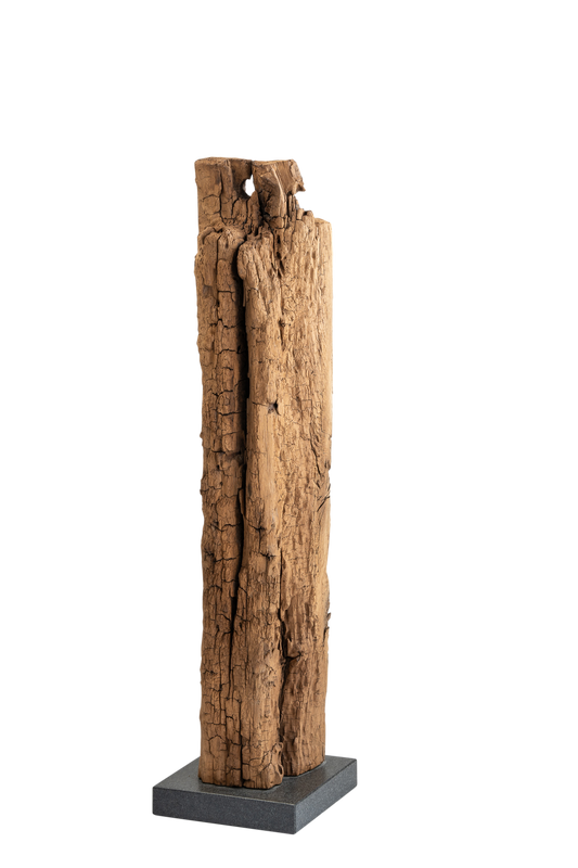 Handgefertigte Holzskulptur aus Altholz-Eiche auf Steinsockel – No. 2 – Gesamtansicht
