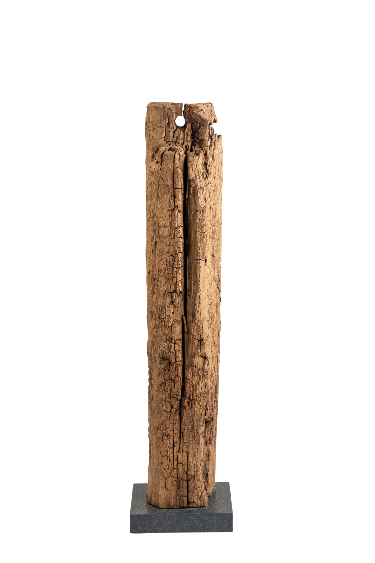 Handgefertigte Holzskulptur aus Altholz-Eiche auf Steinsockel – No. 2 – Detailansicht