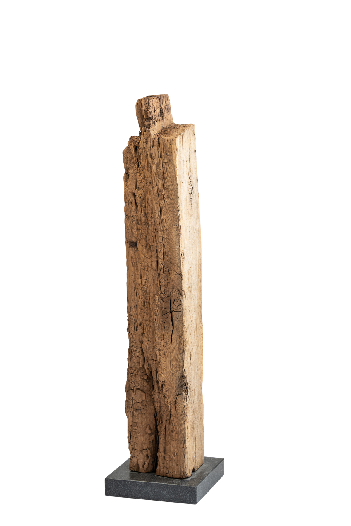 Handgefertigte Holzskulptur aus Altholz-Eiche auf Steinsockel – No. 2 – Seitenansicht
