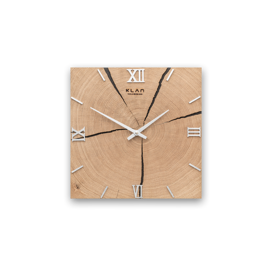 Handgefertigte Quadratische Wanduhr aus Eiche 30 × 30 cm – No. 261 – Gesamtansicht
