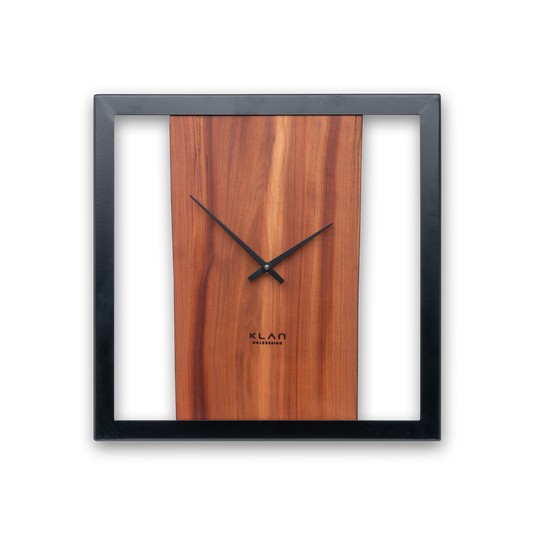 Handgefertigte Quadratische Wanduhr aus Zwetschgenholz 40 × 40 cm – No. 406 – Gesamtansicht