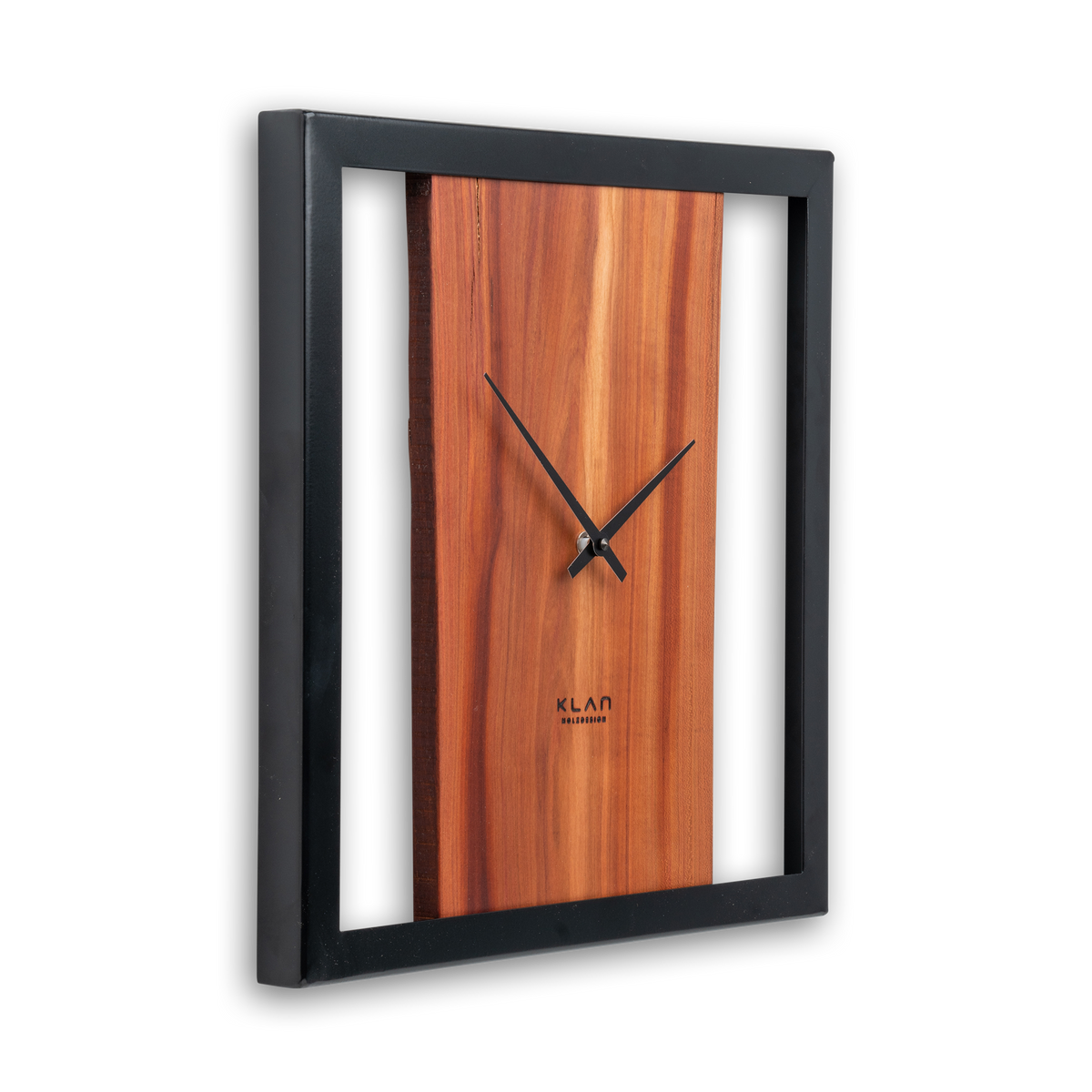 Handgefertigte Quadratische Wanduhr aus Zwetschgenholz 40 × 40 cm – No. 406 – Detailansicht