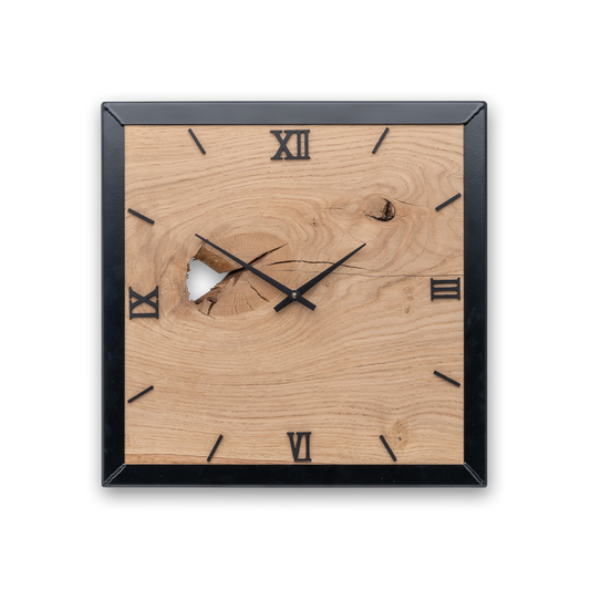 Handgefertigte Quadratische Wanduhr aus Eiche 40 × 40 cm – No. 408 – Gesamtansicht