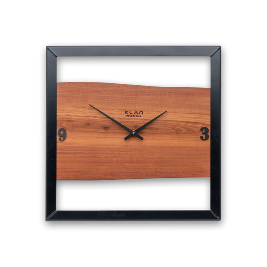 Handgefertigte Quadratische Wanduhr aus Zwetschgenholz 40 × 40 cm – No. 409 – Gesamtansicht