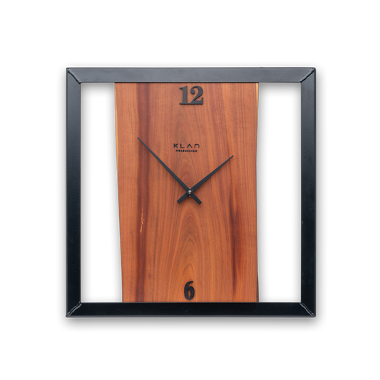 Handgefertigte Quadratische Wanduhr aus Zwetschgenholz 40 × 40 cm – No. 411 – Gesamtansicht
